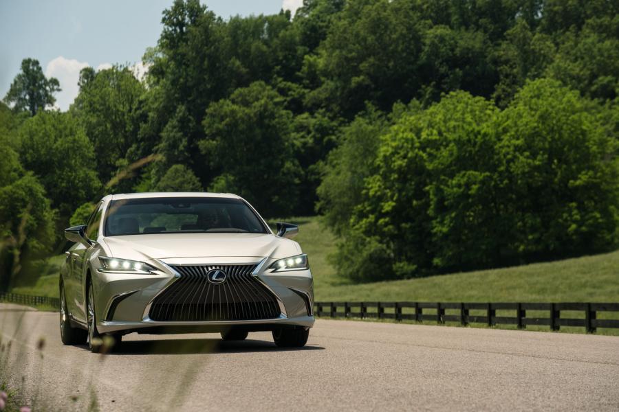  Lexus ES300h 2018 года  (WW) (фото 8 из 71)